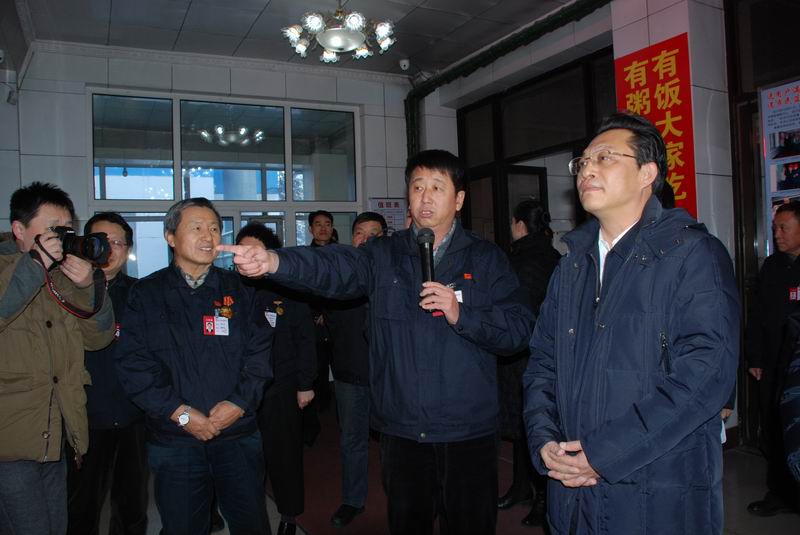 15.張雨浦書記、閆子忠副市長等領(lǐng)導(dǎo)觀看公司榮譽展