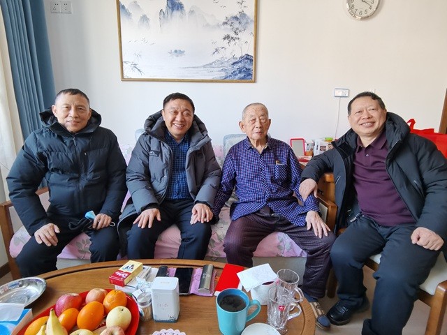 慰問(wèn)老領(lǐng)導(dǎo).jpg
